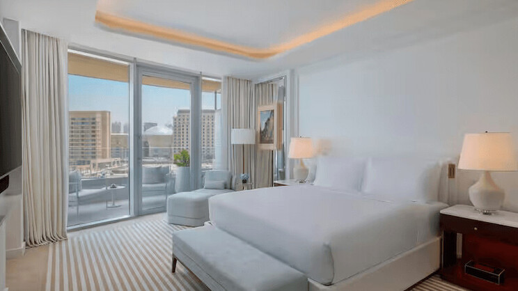 One Bedroom Corner Suite with Sea View 